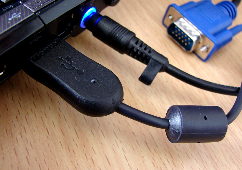 computer moused plugged in to usb port